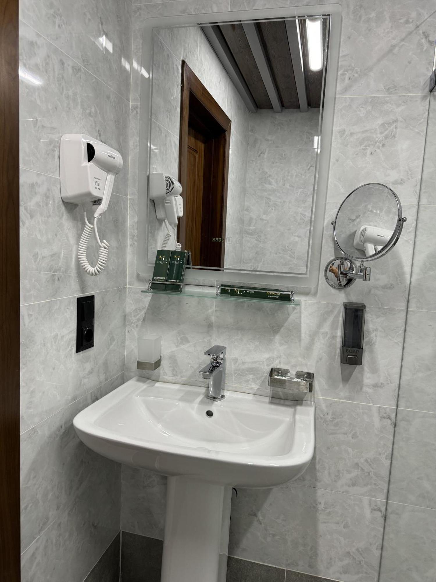 Hotel Mir Luxe Plaza à Tachkent Extérieur photo